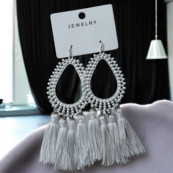 New in🤩🤩TEARDROP TASSLES WHITE DANGLE HOOK BOHO SHABBY CHIC EARRINGS new - Picture 1 of 4
